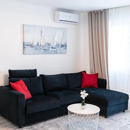 Luxury In Peaceful Split Neighborhood *